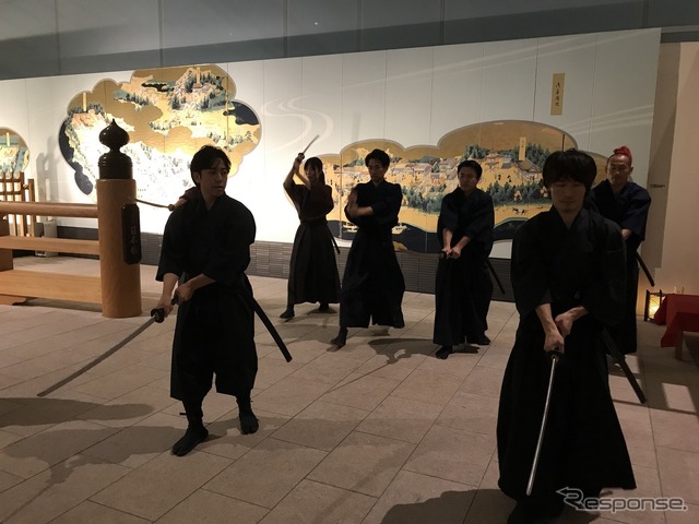 刀を扱う心構えからしっかりと教え込まれる。羽田空港で「究極のインスタ映え」?「SAMURAI FILM」で本物のスタントマンとアクション体験はいかが?
