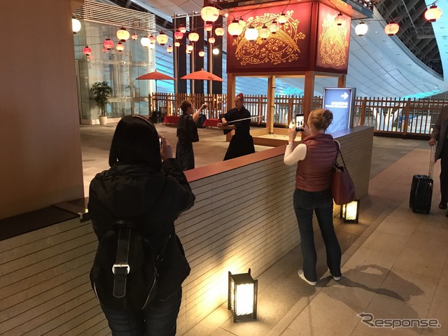 練習風景を収める海外からの旅行者。羽田空港で「究極のインスタ映え」?「SAMURAI FILM」で本物のスタントマンとアクション体験はいかが?