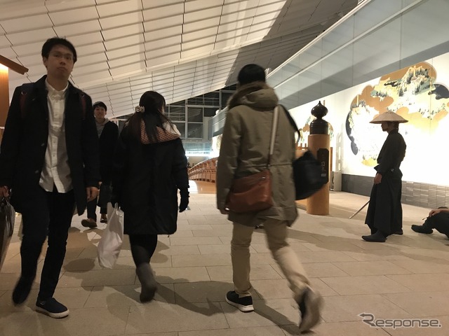 往来と撮影は折り合いをつけながら。羽田空港で「究極のインスタ映え」?「SAMURAI FILM」で本物のスタントマンとアクション体験はいかが?