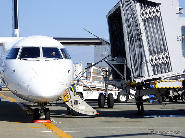 宮崎空港で供用開始した国内初小型機対応ロングPBB旅客搭乗橋（三菱重工交通機器エンジニアリング製）