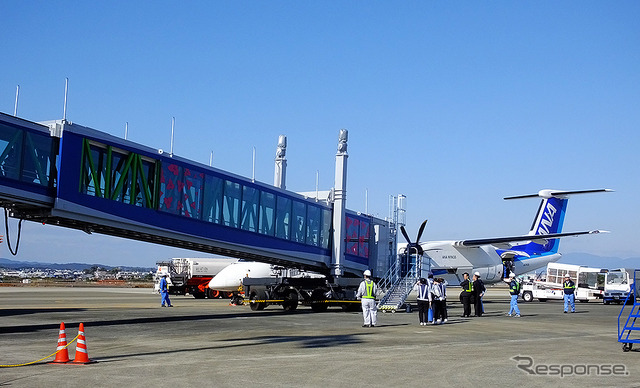 宮崎空港で供用開始した国内初小型機対応ロングPBB旅客搭乗橋(三菱重工交通機器エンジニアリング製)