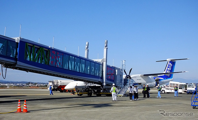 宮崎空港で供用開始した国内初小型機対応ロングPBB旅客搭乗橋（三菱重工交通機器エンジニアリング製）