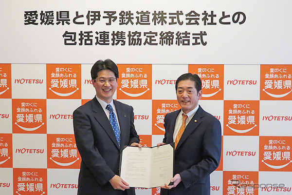 12月26日に行なわれた締結式で協定書を交わした、愛媛県の中村時広知事(右)と伊予鉄道の清水一郎社長(左)。