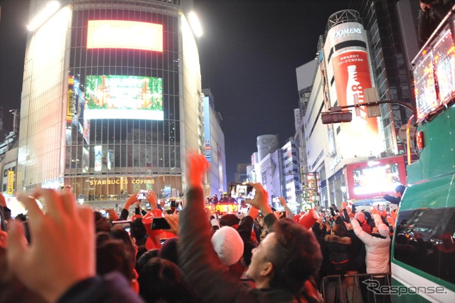 渋谷スクランブル交差点が歩行者専用通路となって盛り上がった年越しカウントダウン