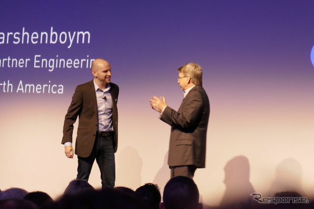 左:Google パートナー・エンジニアリング部門代表 Gene Karshenboym氏、右:パナソニック・ノースアメリカCEO、Tom Gebhardt氏(CES 2018)