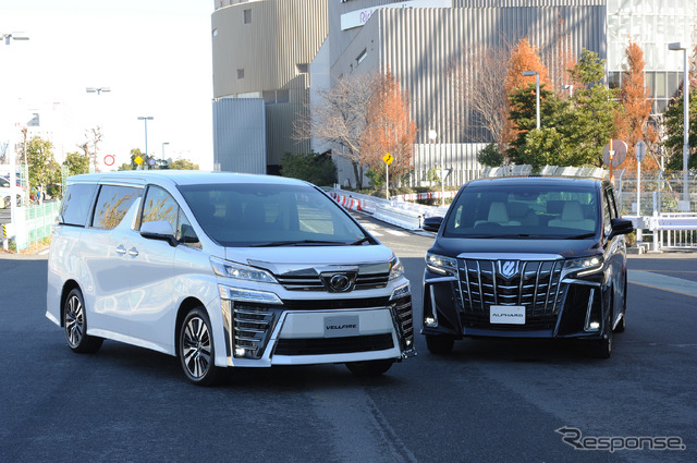 トヨタ ヴェルファイア 改良新型(左)とアルファード 改良新型(右)