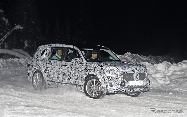 メルセデスベンツの新型SUV「GLB」スクープ写真