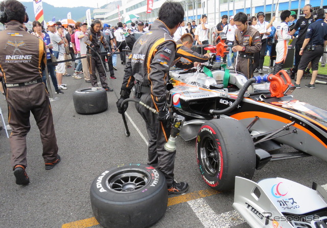 2スペック制レースではグリッド上での駆け引きも重要な側面に。