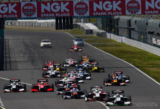 今年も開幕戦鈴鹿はNGKが冠スポンサーとなる（写真は昨年の開幕戦鈴鹿）。