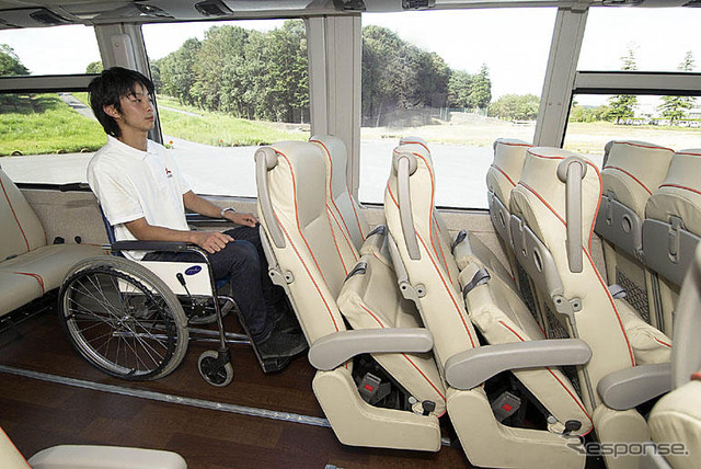 【東京モーターショー07】三菱ふそう エアロクィーン…ホスピタリティを強化