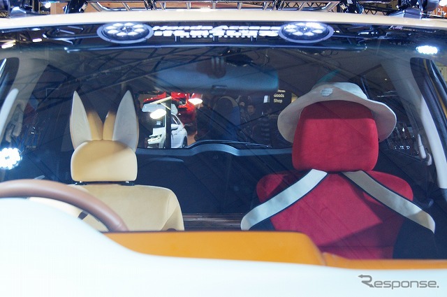 運転席はサーバルちゃんをイメージしたネコミミ付き。助手席にはかばんちゃんの帽子が載る。