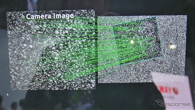 道路表面を照合している様子。緑色の線が特徴点を照合したことを示している