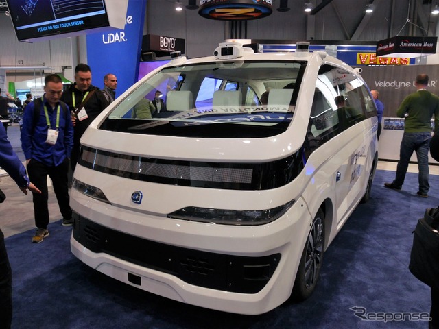 仏ナビヤの自動運転車両が展示されていた。フロントルーフ左右に走査線16本のタイプが装着されている。