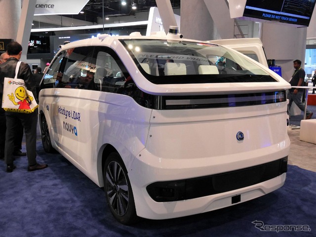 仏ナビヤの自動運転車両が展示されていた。リアルーフには中央に走査線32本のタイプが装着されている。