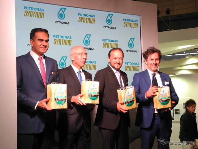新潤滑油をアピールするペトロナス・ルブリカンツ・インターナショナルの幹部。右端がジョゼッペ・ディアリゴCEO