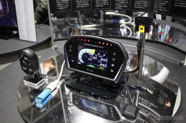 デフィースポーツディスプレイF。価格は13万円。アドバンスコントロールユニットやセンサーとのセットは18万円。