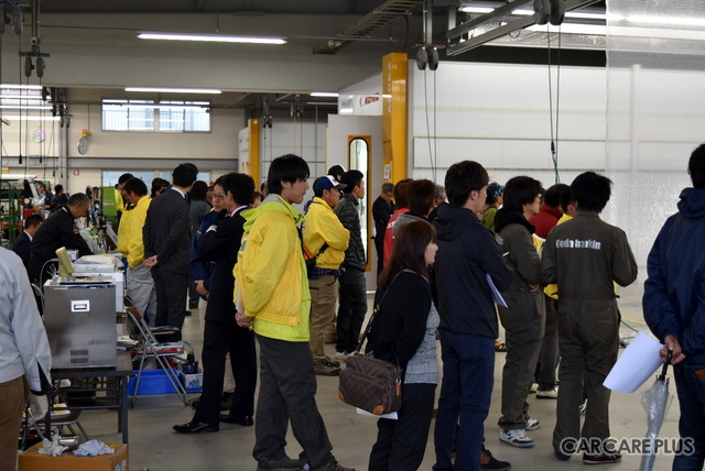 あいにくの空模様にも関わらず、会場には多くの観衆も集まった