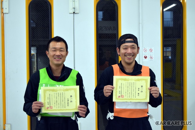 鈑金部門を制した小澤友裕さん(左)と塗装部門優勝の湯本徹さん。ともに滝沢板金塗装からの出場者だ