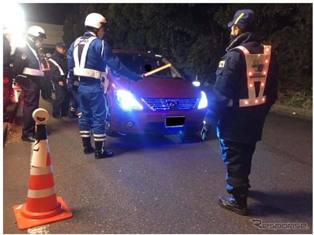 東京オートサロン会場周辺道路で不正改造車の特別街頭検査の様子