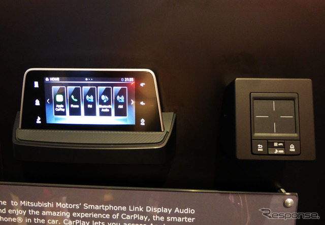 ブースの展示ではタッチパッド式コントローラーでの操作が実際にできるようになっていた