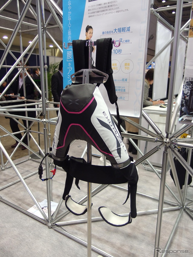 イノフィスの腰補助用マッスルスーツ。会場で複数の代理店からリースされていた人気モデルだ。4年間で3000台以上を出荷したそうだ。(ロボデックス2018)