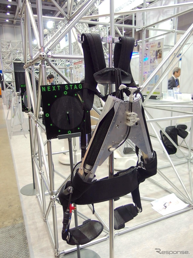 イノフィスの腰補助用マッスルスーツは、空気圧で伸縮する人工筋肉を使用。新型は手押し空気ポンプ付き。（ロボデックス2018）