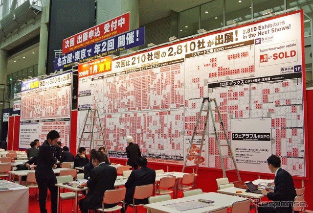次回の申し込みは開幕までにすでにブースの4割を占めた。会期中に完売する見通し(写真は17日)