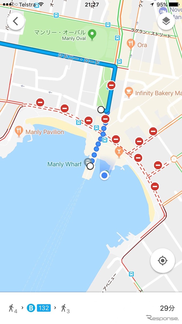 大晦日のGoogleMap。通行止めと、乗りたいバスの路線図を表示。実線がバスのルート(点線はいまいる場所からバス停までの徒歩ルート)。バス停は、いつもより100メートルほど北側に移動している。