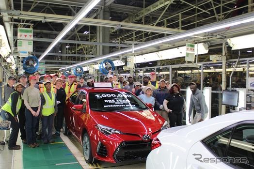 トヨタの米ミシシッピ工場からラインオフした100万台目のカローラ