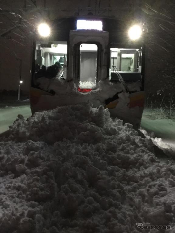 11日夜～12日午前中、大雪によって430人がとじこめられた信越線444M列車