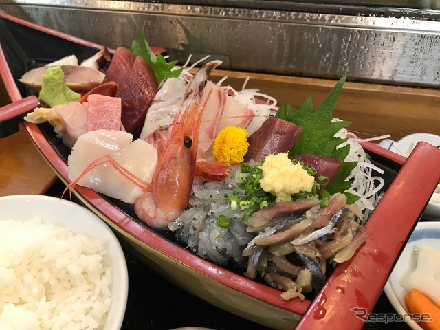 焼津に行ったら「大漁やまちゃん」の船盛り定食（上）1900円（税別）を、必食です!!