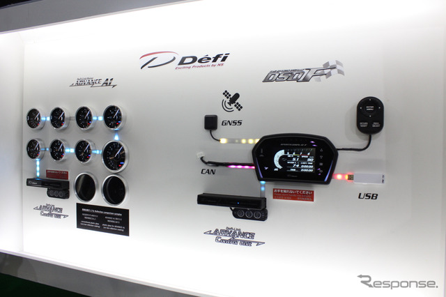 日本精機のアフターパーツブランド、デフィーの新作スポーツディスプレイFも展示。