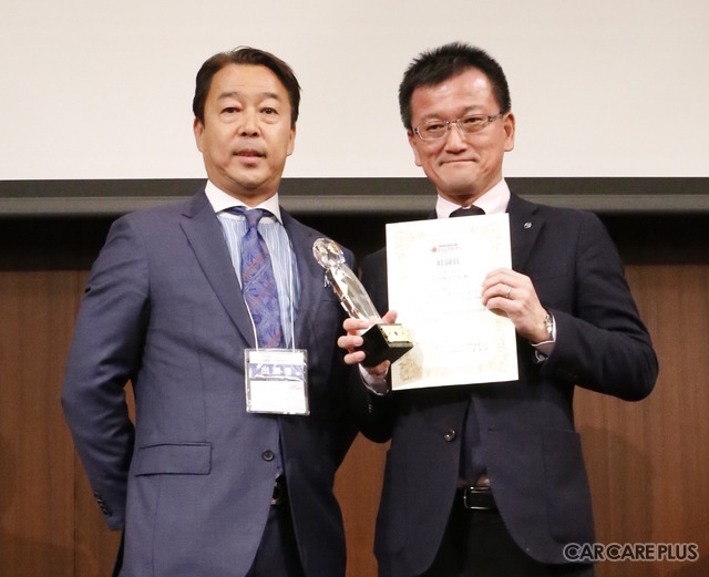 「第1回 いいクルマアワード」特別賞 表彰式に出席した、マツダ 広報本部国内広報部長春木健氏