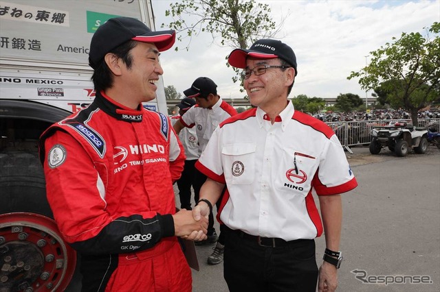 菅原照仁をねぎらう日野自動車の市橋保彦会長