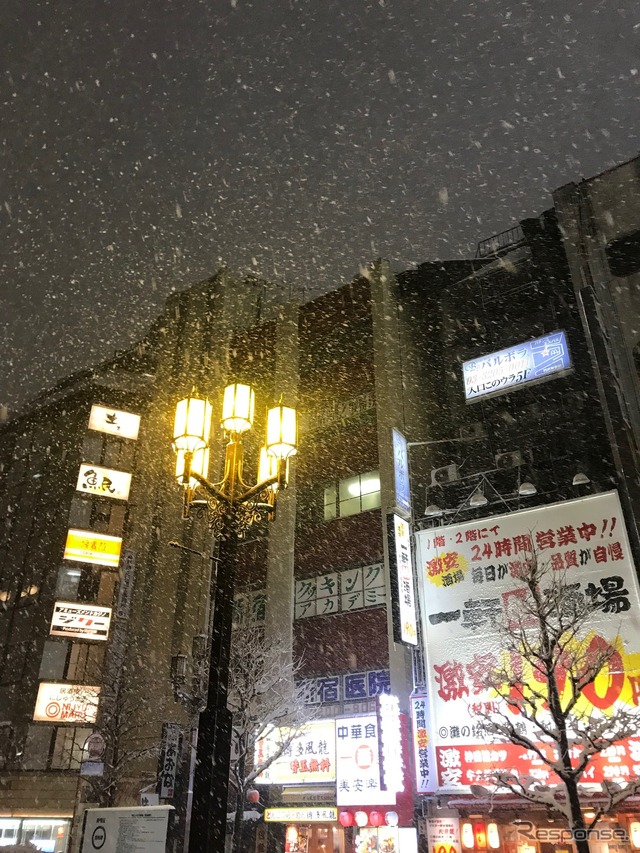 東京西武新宿駅前（22日21時ごろ）