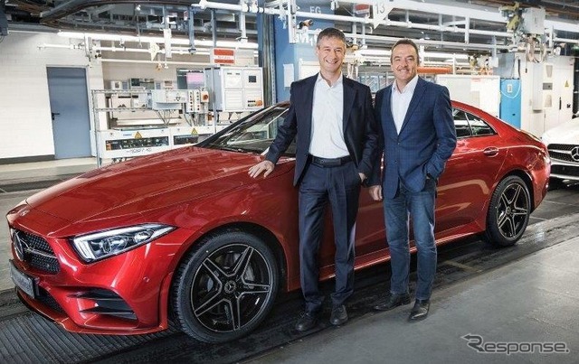 メルセデスベンツのドイツ・ジンデルフィンゲン工場からラインオフした新型CLSクーペの量産第一号車