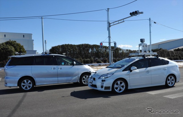 試験車両(手前)が右折時に、対向直進者をうまくやりすごすことができるかを調べる。JARIのV2X市街地試験場。