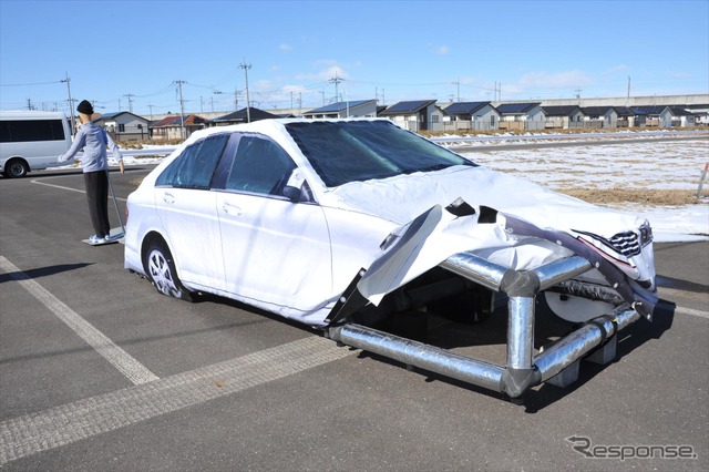 衝突してもダメージが少ないダミー車両。後ろは歩行者ダミー。
