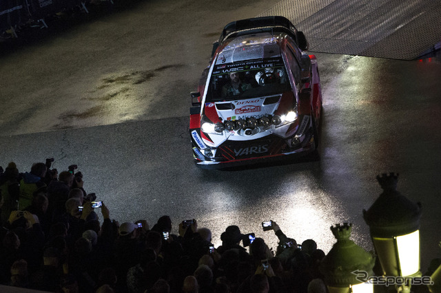 初日のナイトSSを戦う「トヨタ・ヤリスWRC」。