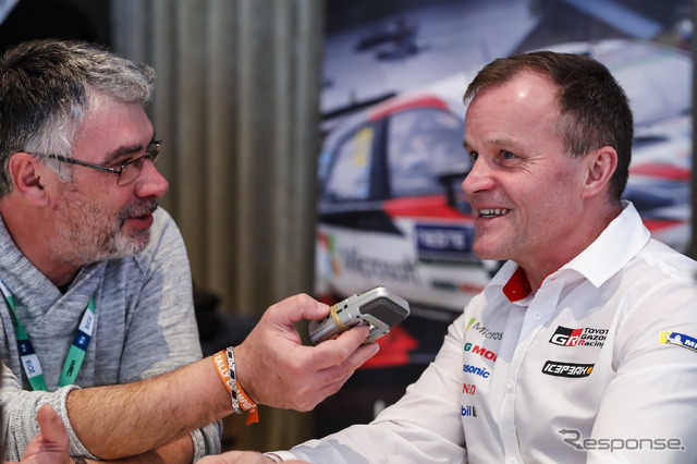 取材を受けるトヨタのチーム代表、トミ・マキネン。