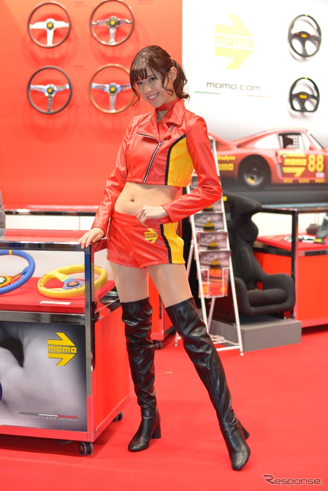 MOMOコンパニオン(東京オートサロン2018)