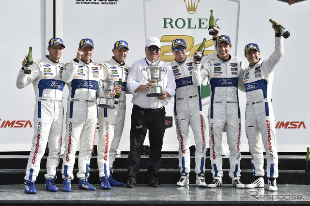 GTLMクラス1-2を喜ぶチップガナッシ陣営。インディの帝王スコット・ディクソン(右から3人目)らを擁する豪華布陣。