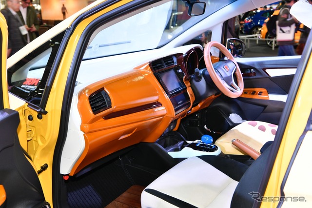 ホンダアクセス・フィット・けものフレンズタイアップ(東京オートサロン2018)