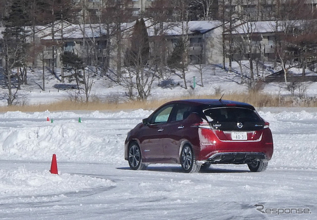 凍りついた女神湖を走る日産リーフ