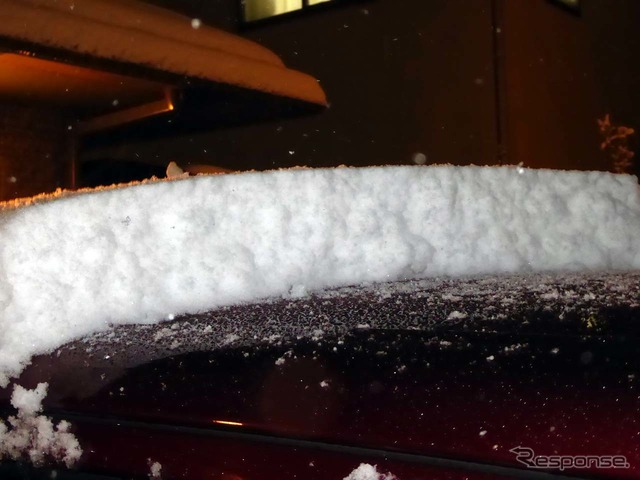 クルマのルーフに積もった雪は11.5cmにもなっていた