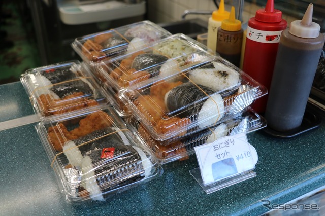 唐揚げも入ったおにぎりセットは410円。仕事でこのあたりを通った人にも大人気。