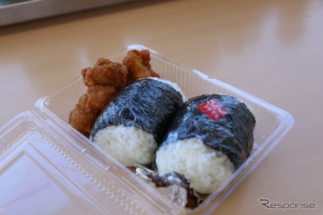 おにぎりセット。唐揚げとおにぎりのセット。男性なら軽食に、少食の方は一緒になってしまうかもしれない。