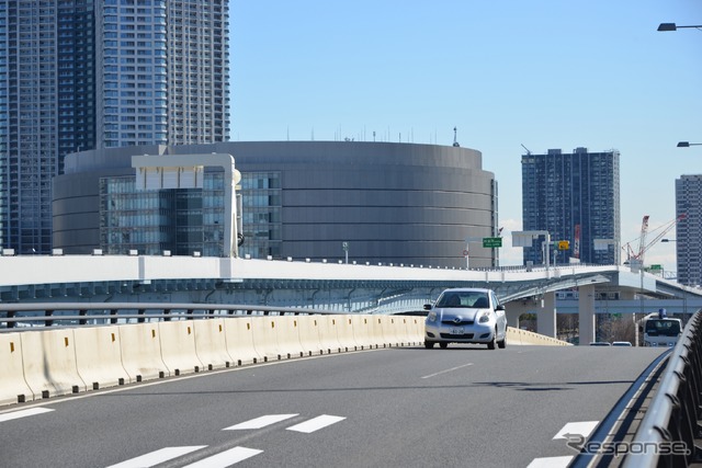 晴海運河とゆりかもめの上を超える(首都高 晴海線)