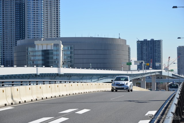 晴海運河とゆりかもめの上を超える（首都高 晴海線）