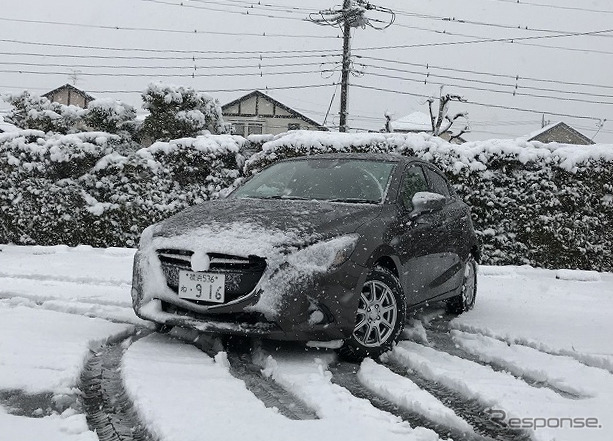 グッドイヤー ベクター4シーズンズを履いたデミオで雪上を走った